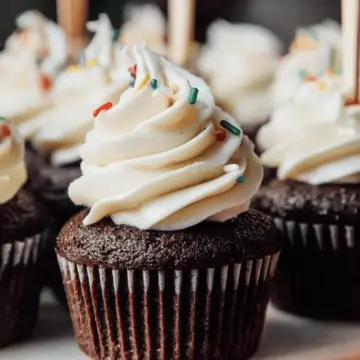 Chocolate Cupcakes With Vanilla Frosting